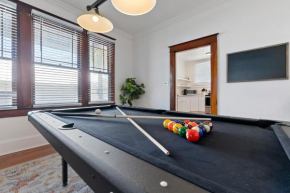 Old Mission Manor - Chic 2br 1ba Apartment - Sleeps 6 - Pool Table - 15 Min Walk to Downtown